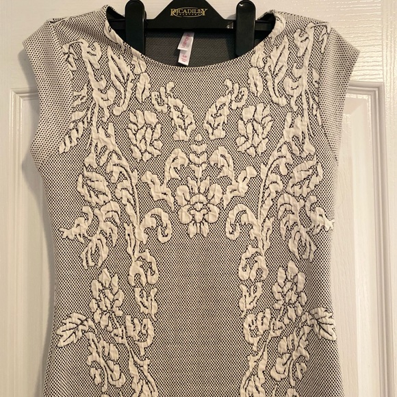 Fitted beautiful dress - Picture 4 of 5